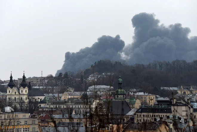 Zahodnoukrajinsko mesto Lvov po napadih ruskih raket. Foto Yuriy Dyachyshyn/Afp
