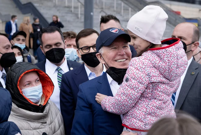 Biden je tolažil mlado begunko iz Ukrajine. Foto Brendan Smialowski/Afp
