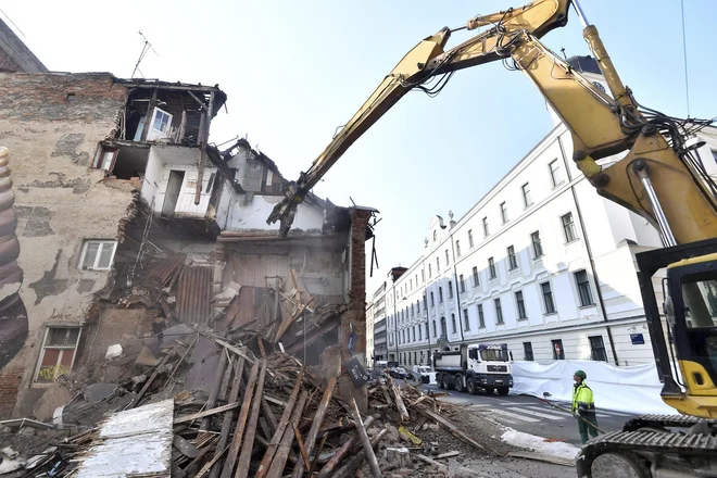 Stavba na križišču Petrinjske in Đorđićeve ulice v glavnem mestu je bila dolgo pomnik potresa. Zdaj so ruševine končno začeli podirati. FOTO: Ronald Goršić/Cropix
