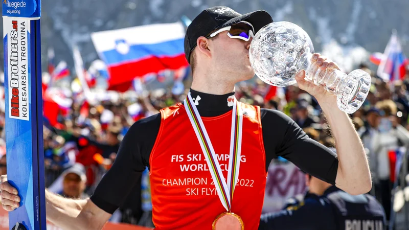 Fotografija: Žiga Jelar si je priletel mali kristalni globus. FOTO: Matej Družnik/Delo