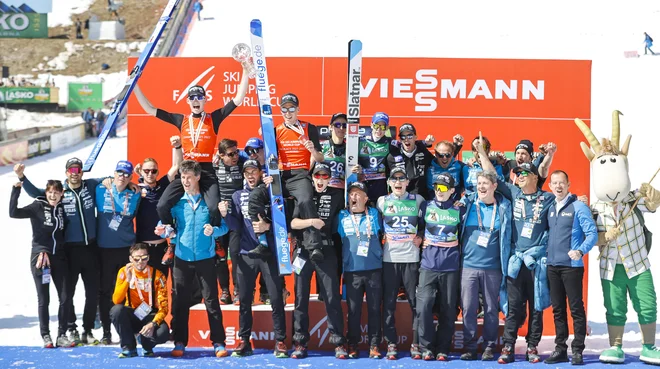 Gasilska fotografija slovenske reprezentance za konec nepozabne sezone. FOTO: Matej Družnik/Delo
