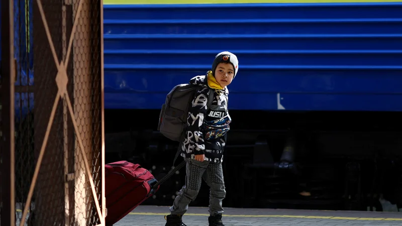 Fotografija: Direktiva o začasni zaščiti je bila aktivirana prvič, zato se v državah pojavljajo nejasnosti glede registracije beguncev in drugega. FOTO: Hannah Mckay/Reuters