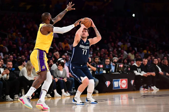 V sredo se bosta znova spopadla zvezdnika lige NBA Luka Dončić in LeBron James. FOTO: Gary A. Vasquez/Usa Today Sports
