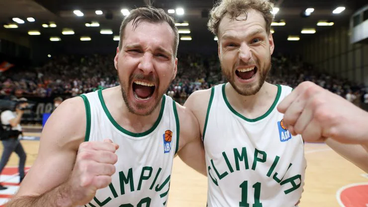 Fotografija: Veselju Zorana Dragića in Jake Blažiča ob veliki zmagi ni bilo konca. FOTO: Aleš Fevžer/Cedevita Olimpija
