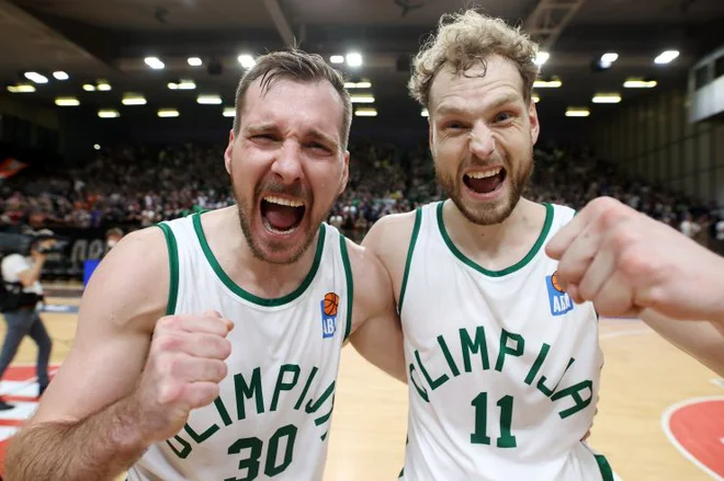 Veselju Zorana Dragića in Jake Blažiča ob veliki zmagi ni bilo konca. FOTO:&nbsp;Aleš Fevžer/Cedevita Olimpija
