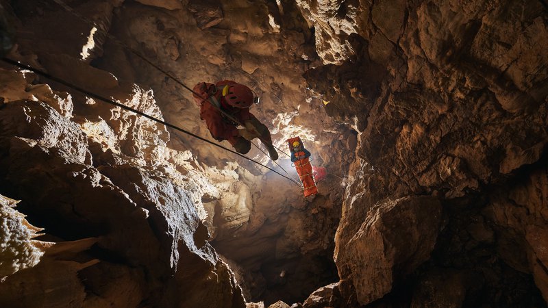 Fotografija: Reševanje iz jame se lahko raztegne tudi na več dni, na vaji v Mihovski jami smo bili zunaj po nekaj urah. FOTO: Tomaž Grdin
