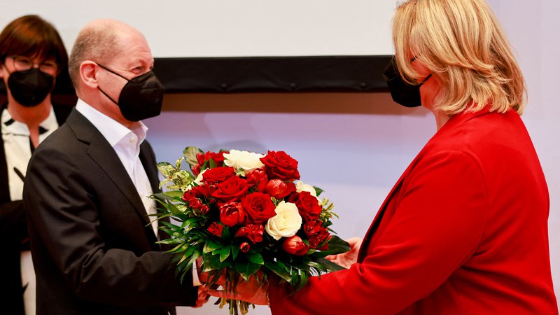 Fotografija: Nemški kancler Olaf Scholz je čestital Anke Rehlinger, ki bo v prihodnje vodila deželno vlado v Posarju. FOTO: Hannibal Hanschke/Reuters
