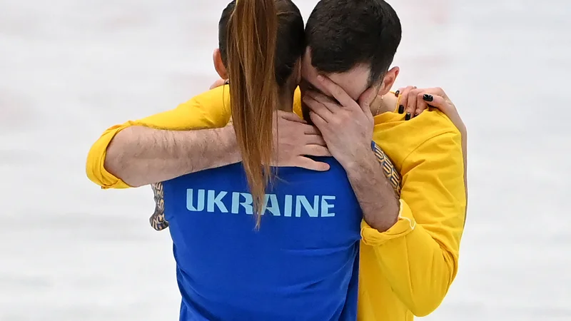 Ukrajinca Oleksandra Nazarova in Maksym Nikitin sta čustveno reagirala po uspešno izvedenem nastopu na Ice Dance Rhythm Dance, na svetovnem prvenstvu v umetnostnem drsanju v Montpellieru, na jugu Francije. Foto: Pascal Guyot/Afp
