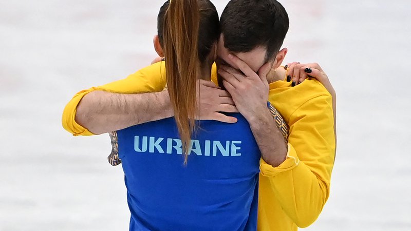 Fotografija: Ukrajinca Oleksandra Nazarova in Maksym Nikitin sta čustveno reagirala po uspešno izvedenem nastopu na Ice Dance Rhythm Dance, na svetovnem prvenstvu v umetnostnem drsanju v Montpellieru, na jugu Francije. Foto: Pascal Guyot/Afp
