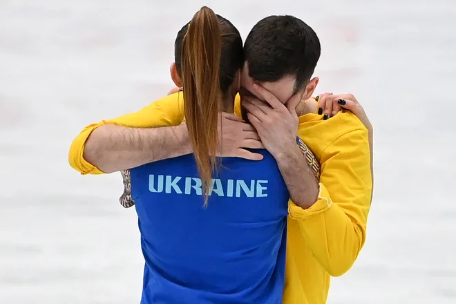 Ukrajinca Oleksandra Nazarova in Maksym Nikitin sta čustveno reagirala po uspešno izvedenem nastopu na Ice Dance Rhythm Dance, na svetovnem prvenstvu v umetnostnem drsanju v Montpellieru, na jugu Francije. Foto: Pascal Guyot/Afp
