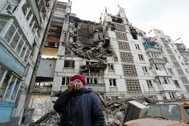 V vasi Bezimenne, 90 kilometrov vzhodno od porušenega Mariupolja, je nastanjenih okoli pet tisoč beguncev, v šotorih, šoli in klubu. FOTO: Alexander Ermochenko/Reuters
