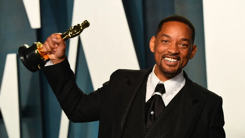 Fotografija: Will Smith je dobil prvi zlati kipec za glavno moško vlogo, vendar je dosežek in celo prireditev zasenčil s svojim nasilnim izpadom. FOTO: Patrick T. Fallon/AFP