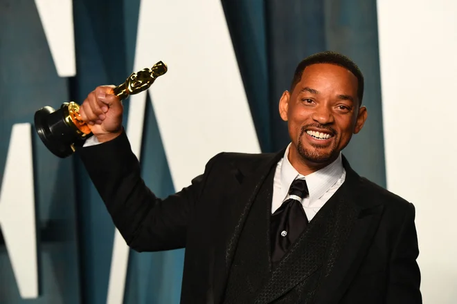 Will Smith je dobil prvi zlati kipec za glavno moško vlogo, vendar je dosežek in celo prireditev zasenčil s svojim nasilnim izpadom. FOTO: Patrick T. Fallon/AFP
