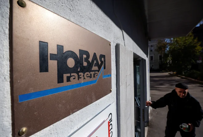 Danes je uredništvo Nove gazete objavilo, da je prejelo že drugo opozorilo Roskomnadzora, ruskega državnega organa za nadzor nad mediji. Če medij prejme dve opozorili regulatorja v roku enega leta, ga lahko sodišče ukine. FOTO:&nbsp;Maxim Shemetov/Reuters
