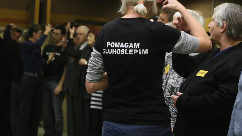 Fotografija: Združenje gluhoslepih Slovenije Dlan je aktivno sodelovalo v celotnem procesu spremembe 62. a člena Ustave RS, ki je bila sprejeta 21. maja 2021. Foto Igor Zaplatil
