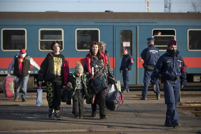 Begunci na železniški postaji Zahony. FOTO: Jure Eržen/Delo
