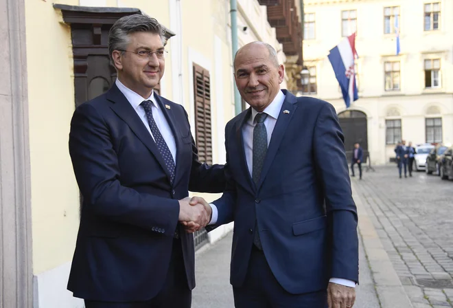 Predsednik vlade Janez Janša in hrvaški kolega Andrej Plenković sta se sestala že osmič v mandatu tretje Janševe vlade. FOTO: Damir Krajac/Cropix
