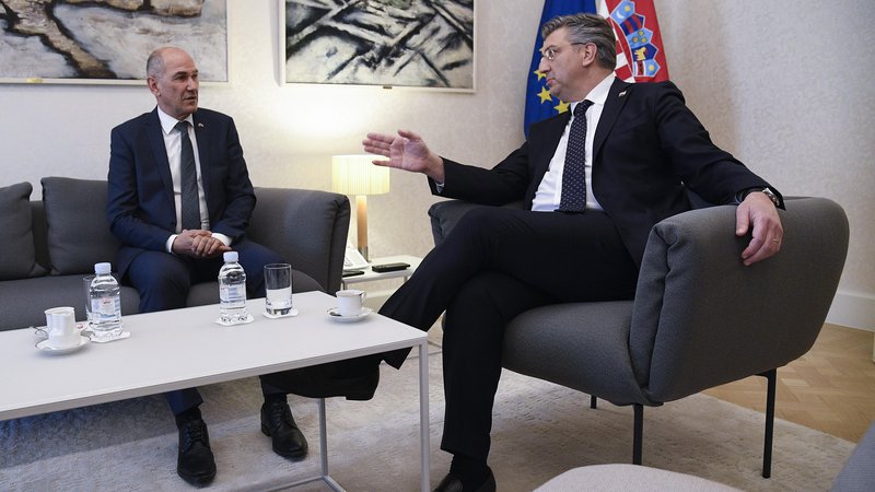 Fotografija: 
Predsednik vlade Janez Janša in hrvaški kolega Andrej Plenković sta se sestala že osmič v mandatu tretje Janševe vlade. FOTO: Damir Krajac/Cropix
