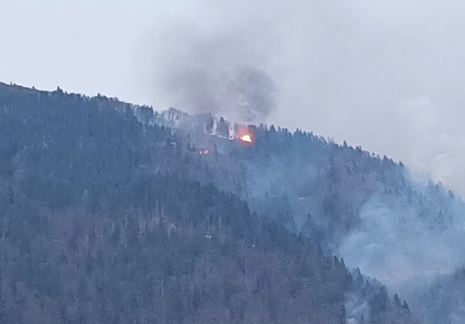 Ogenj ni prizanesel številni vikendom, posejanim po pobočju. FOTO: B. F.
