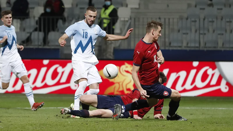 David Flakus Bosilj in drugi slovenske nogometni upi se morajo v Celju oddolžiti za neučinkovitpo igro v gosteh v dosedanjem delu kvalifikacij za evropsko prveenstvo. FOTO: Leon Vidic/Delo