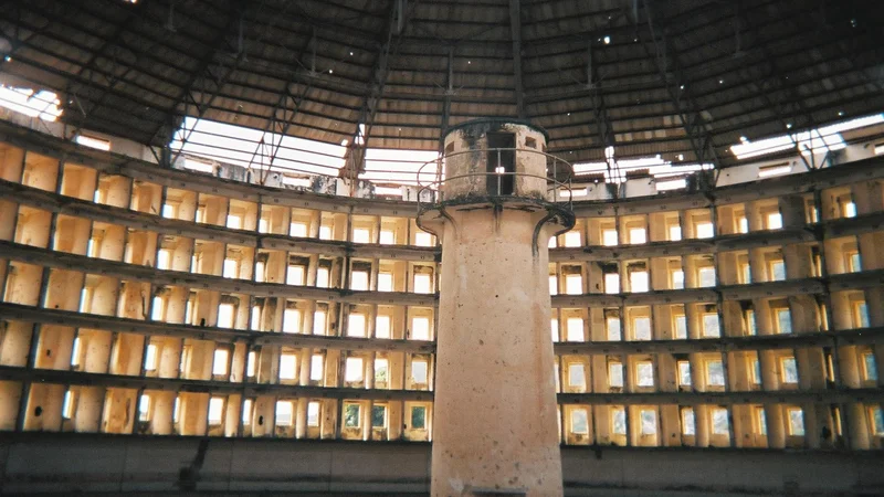 Fotografija: Učinek panoptika je, da pri zaporniku povzroči nenehno zavedno stanje vidnosti, to pa zagotavlja samodejno delovanje oblasti. FOTO: Wikimedia Commons