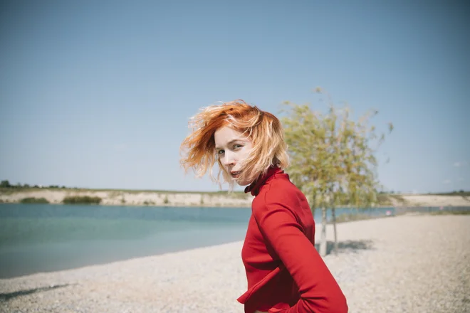 Mira Lu Kovacs je očarljiva in nagrajevana avstrijska glasbenica. FOTO: Ina Aydogan
