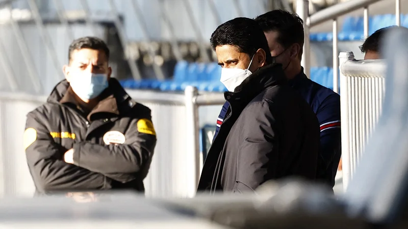 Naser Al-Helaifi (desno) pred treningom nogometašev PSG na štadionu Santiago Bernabeu. Z divjanjem po koncu povratne tekme osmine finala lige prvakov z madridskim Realom, PSG je po preobratu izgubil z 1:3 in moral končati evropsko sezono, se je s športnim direktorjem pariškega kluba Leonardom znašel v disciplinskem postopku UEFA. FOTO: Juan Medina/Reuters
