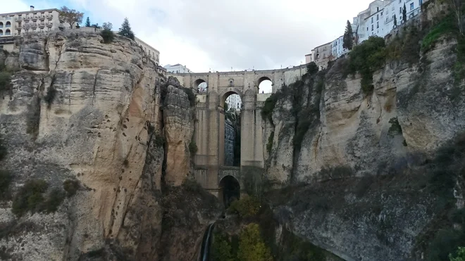 Puente Nuevo, zgradba iz 18. stoletja, ki se razteza čez 120 metrov globoko sotesko El Tajo. FOTO: Mitja Felc
