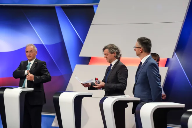 Včeraj je Aleš Hojs v duelu z Robertom Golobom uporabil zanj novo skovanko »elektrooligarh, predsednik Gibanja Svoboda pa mu je verbalne udarce vračal s policijskim ministrom, ki da laže v vsaki izjavi, povezani z Gen-I. FOTO: Črt Piksi