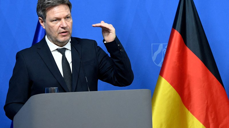 Fotografija: Minister za gospodarstvo in klimatske politike Robert Habeck je priznal zablode nemška politike v zadnjih desetletjih. FOTO: Roberto Pfeil/REUTERS
