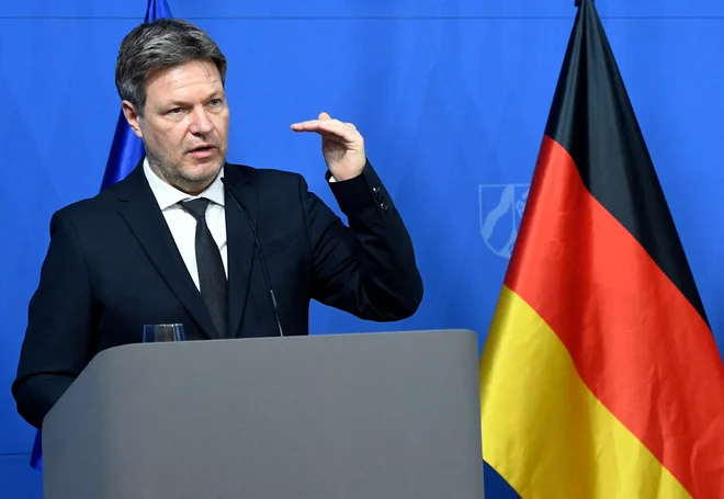 Minister za gospodarstvo in klimatske politike Robert Habeck je priznal zablode nemška politike v zadnjih desetletjih. FOTO: Roberto Pfeil/REUTERS
