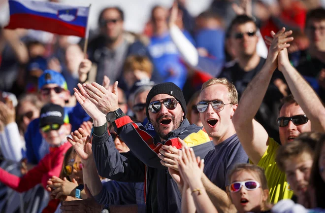 V štirih dneh je smučarske polete v živo spremljalo nekaj manj kot 60.000 gledalcev. FOTO: Matej Družnik/Delo
