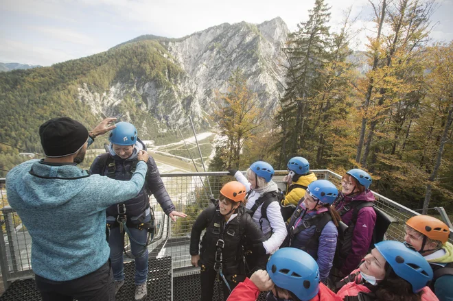 Med najbolj priljubljene dejavnosti v Planici spada prav spust nad letalnico. FOTO: Jure Eržen/Delo
