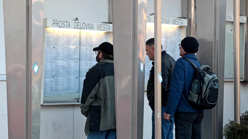 Fotografija: Manjša brezposelnost je, po mnenju pristojnih, vplivala na zmanjšanje števila ljudi, ki potrebujejo socialno pomoč. Foto Matej Družnik