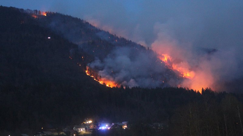 Fotografija: Potoška gora nad Potočami v plamenih. FOTO: Boštjan Fon/Slovenske novice
