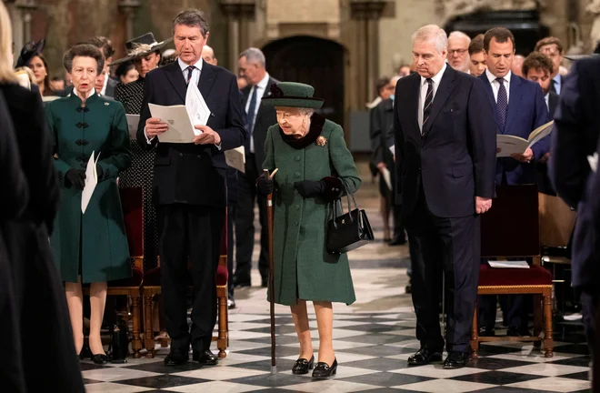 Ni bilo mogoče prezreti, da je na mašo prišla s princem Andrewom, ki se je tako prvič po zunajsodni poravnavi v ZDA pojavil v javnosti. FOTO: Richard Pohle/Pool via Reuters
