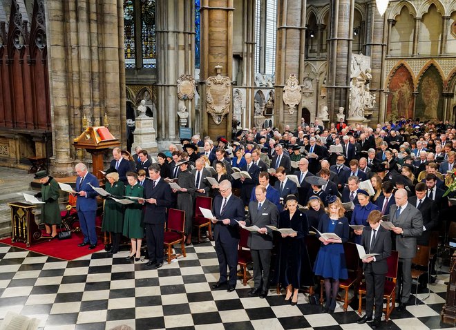 Spominska maša, s katero so počastili vojvodo Edinburškega, njegovo služenje javnosti ter njegovo »dolgo in polno življenje«, je bila letošnji prvi večji dogodek 95-letne monarhinje. FOTO: Dominic Lipinski/Pool via Reuters
