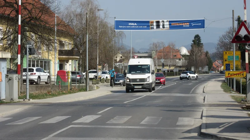 Fotografija: V Petrovčah je smrad včasih neznosen, prireditev na prostem ne morejo imeti, če jaški niso pokriti. FOTO: Špela Kuralt/Delo