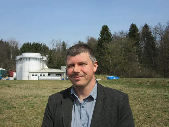 Matej Sedlar, vodja okolja, investicij in vzdrževanja v Mlekarni Celeia pred čistilno napravo mlekarne. Napovedal je, da bodo predčiščenje uredili še letos. FOTO: Špela Kuralt/Delo
