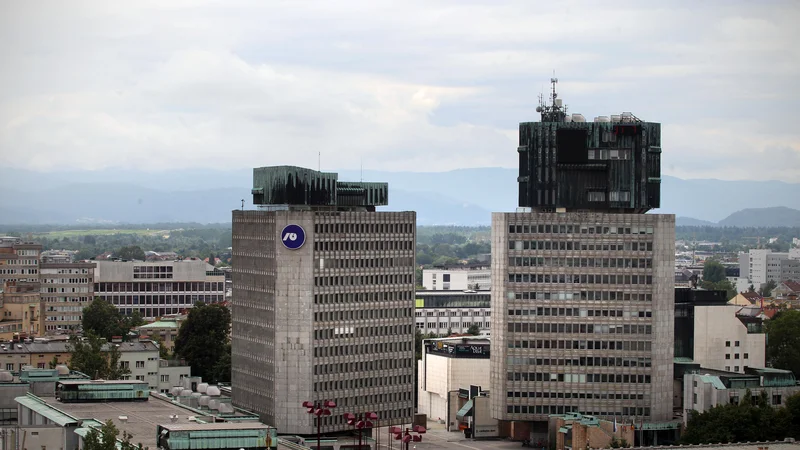 Fotografija: V središču Ljubljane zaključujeta velik trg z ene strani dve monumentalni stolpnici, na drugi pa poslopje parlamenta. Zraven stolpnic je osrednji slovenski kulturni dom. Foto Blaž Samec/Delo