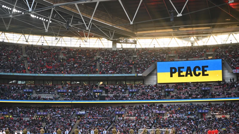 Fotografija: Nogometni svet, tudi gledalci na štadionu Wembley, se zavzema za mir v Ukrajini. FOTO: Dylan Martinez/Reuters