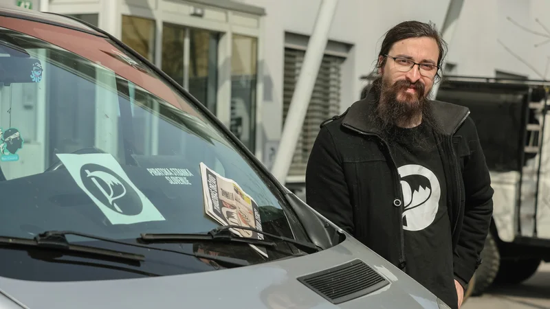 Fotografija: Pirati so včeraj nameravali na turnejo po štajerskih mestih, a jim jo je zagodel kombi, ki je namesto na Štajersko moral k mehaniku, pravi koordinator stranke Jasmin Feratović. FOTO: Črt Piksi/Delo