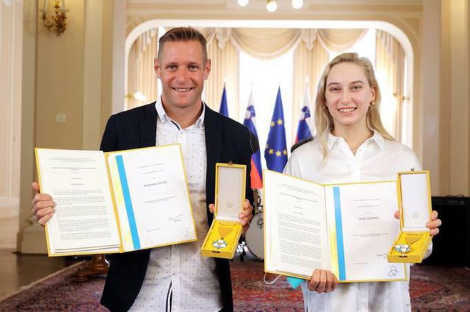 Državno odlikovanje, zlati red za zasluge, sta prejela Janja Garnbret in Benjamin Savšek. FOTO: Daniel Novakovič/STA
