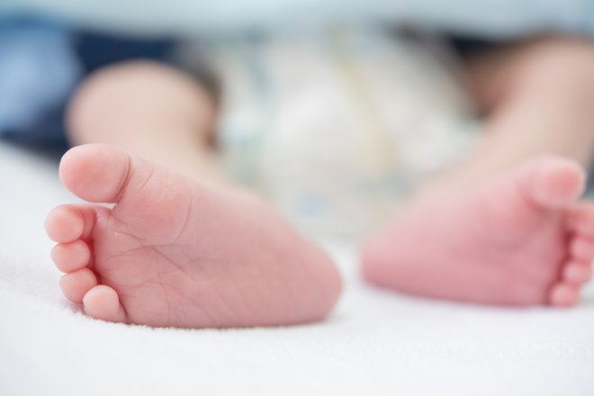 V kratkem naj bi bil sprejet dogovor o razširitvi nacionalnega programa presejanja novorojenčkov za štiri bolezni, za katere imamo učinkovito zdravljenje. FOTO: Natthapon Setthaudom/Shutterstock
