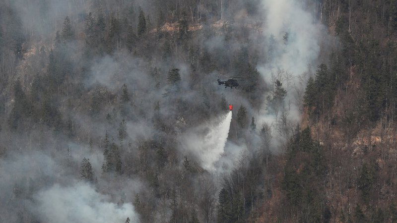 Fotografija: Gasilska intervencija poteka neprekinjeno od ponedeljka od okoli 16. ure naprej. FOTO: Dejan Javornik/Slovenske novice
