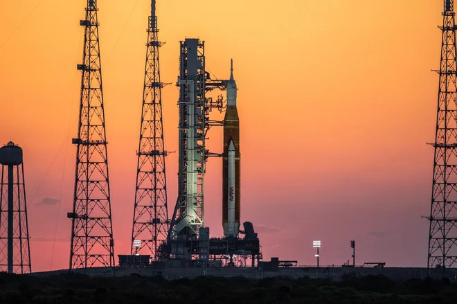 SLS ali vesoljski izstrelitveni sistem bo opravil mokro vajo, nato pa raketo že čaka polet okoli Lune. FOTO: Nasa/Ben Smegelsky
