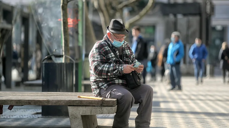 Fotografija: Povprečna starostna pokojnina (brez sorazmernih delov in delnih pokojnin) je februarja znašala 909 evrov, z več kot 40 leti pokojninske dobe pa 1005 evrov. FOTO: Blaž Samec