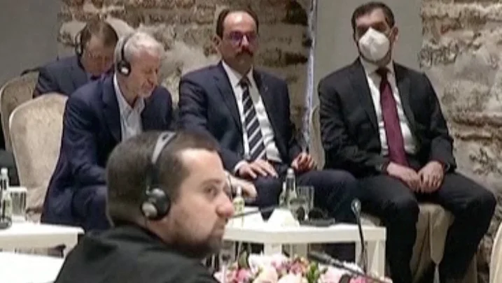 Fotografija: Ali so Abramoviča (na fotografiji levo) na pogajanjih dejansko zastrupili s prepovedanim kemičnim strupom, bi lahko potrdile le analize krvi. FOTO: Turkish Presidency/ Reuters