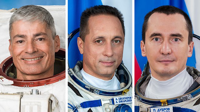 Nasin astronavt Mark Vande Hei ter kozmonavta Anton Škaplerov in Pjotr Dubrov. FOTO: Nasa
