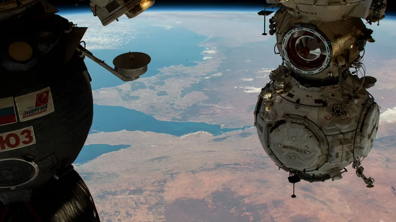 Fotografija: Modul Nauka in sojuz MS19, s katerim se je trojica zdaj vrnila na Zemljo, nad južno Avstralijo. FOTO: Nasa